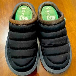Sanuk slip on shoes SIZE 9